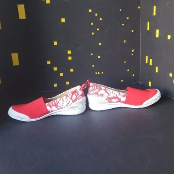 Cougar Red and White Slip On shoes - Picture 7 of 7